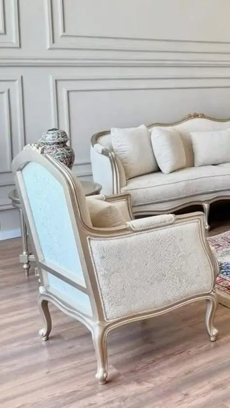 A Royal Classic Chesterfield Sofa - Image 3